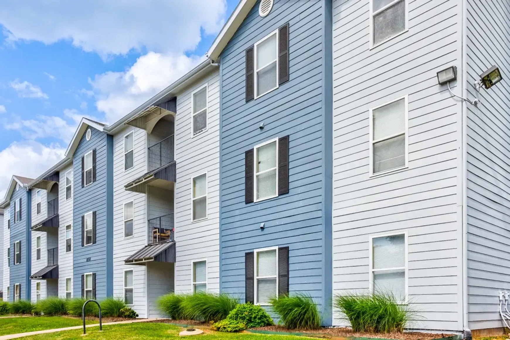 Mountain View Apartment Complex, US