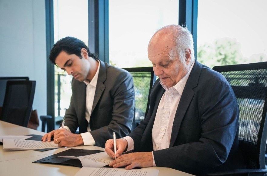 Image showing the deal was formalized by Hernán Lombardi, Buenos Aires’ Minister of Economic Development, and Andrés Ondarra, Binance’s General Manager for Argentina and the Southern Cone.